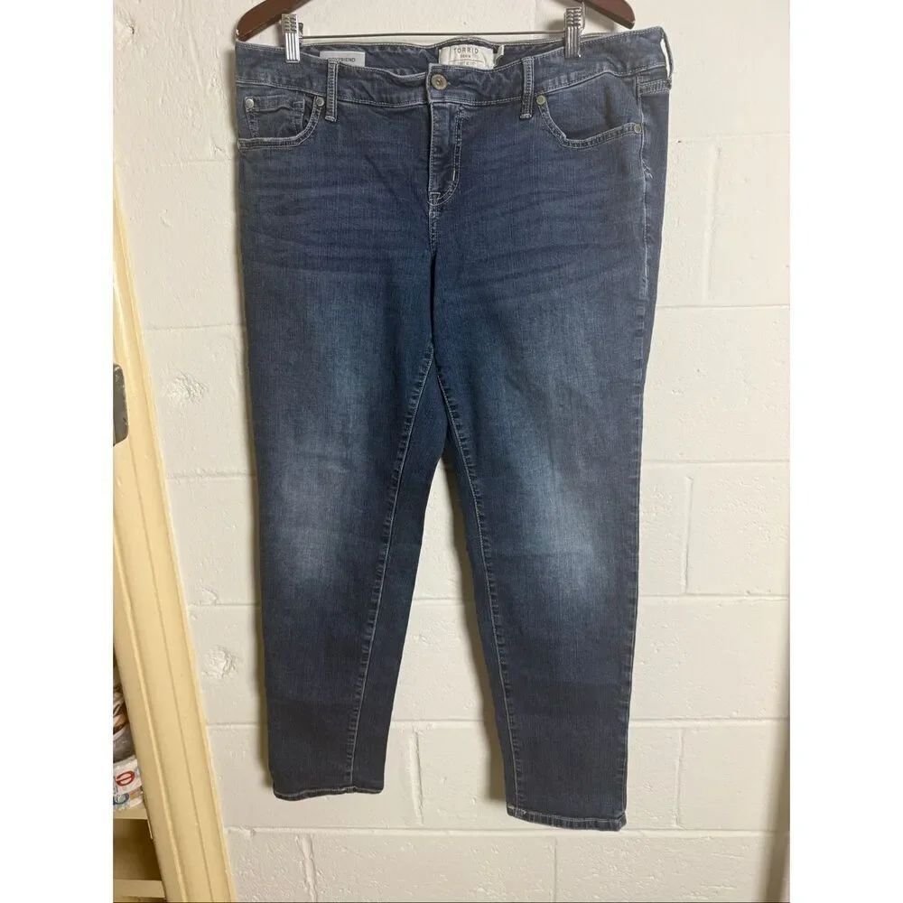 Torrid Medium Wash Boyfriend Jeans Size 18R Mid Rise Straight Leg Casual Denim